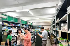 Phụ huynh mua SGK cho con tại trụ sở NXBGDVN tại TPHCM vào sáng 31-8