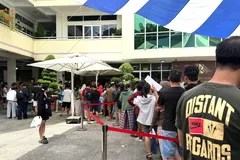 Phụ huynh vẫn phải xếp hàng mua từng cuốn SGK
