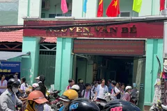 Phụ huynh chờ đón con tại phân hiệu Trường THCS Nguyễn Văn Bé (phường Bình Lợi Trung, TPHCM) vào trưa 7-9