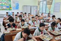 Bữa trưa bán trú của học sinh Trường Tiểu học Hiệp Tân (phường Phú Thạnh) trong tuần học đầu tiên của năm học mới