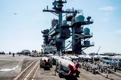 Mỹ dồn khí tài khủng đến vùng Vịnh