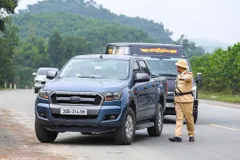 Lực lượng cảnh sát giao thông phân luồng, kiểm soát các phương tiện vào nội đô Hà Nội, trong đó có xe bán tải ẢNH: GIA KHÁNH