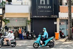 Cửa hàng kim cương đóng cửa, ai giải quyết quyền lợi khách hàng? 