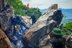 Cán bộ, chiến sĩ khoan đá tìm kiếm những dấu tích về các liệt sĩ đang nằm lại trên điểm cao 685 của mặt trận Vị Xuyên năm xưa. ẢNH: TRẦN LƯU