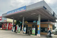 Một cây xăng ở xã Quốc Oai, TP Hà Nội tạm dừng bán xăng vào chiều 27-7. Ảnh: VĂN PHÚC