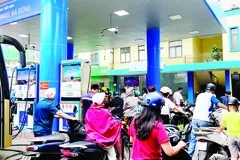 Vì sao doanh nghiệp xăng dầu 'càng bán càng lỗ'? 