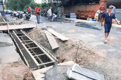 Ngổn ngang 2 tuyến đường tại Củ Chi 