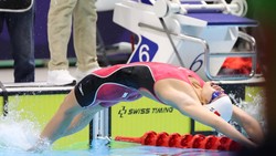 Kình ngư Nguyễn Thị Ánh Viên Xuất phát ở đợt bơi chung kết 100m ngửa nữ. Ảnh: DŨNG PHƯƠNG