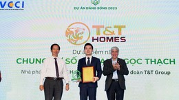 Ông Đỗ Vinh Quang, Chủ tịch HĐQT kiêm Tổng Giám đốc T&T Homes (giữa) nhận Giải thưởng “Dự án đáng sống năm 2023”