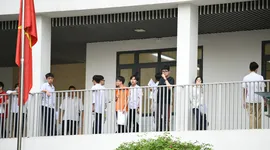 Thí sinh Hà Nội chuẩn bị thi môn Văn kỳ thi vào lớp 10 năm 2024 tại điểm thi Trường THPT Khương Đình, quận Thanh Xuân, sáng 8-6. Ảnh: VIẾT CHUNG