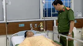 Đối tượng tàng trữ ma túy đâm bị thương 2 cán bộ