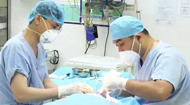 Các bác sĩ Bệnh viện Da liễu TPHCM đang xử lý một ca tai biến thẩm mỹ do tiêm chất làm đầy