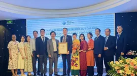 PGS-TS-BS Nguyễn Huy Thắng, Phó Chủ tịch Hội Đột quỵ Việt Nam trao Chứng nhận vàng của Hội Đột quỵ Thế giới cho Bệnh viện Hoàn Mỹ Sài Gòn 
