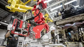 Hoạt động sản xuất ô tô tại Công ty CP VinFast, Khu Kinh tế Đình Vũ - Cát Hải, TP Hải Phòng. Ảnh: VIẾT CHUNG