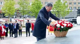 Tổng Bí thư Tô Lâm và Phu nhân dâng hoa tưởng nhớ Chủ tịch Hồ Chí Minh và Tổng Bí thư Lê Duẩn tại Moskva