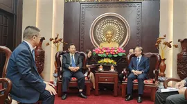 Phó Bí thư Thành ủy TPHCM Đặng Minh Thông (phải) tiếp Bí thư Đảng ủy khu Đông Thành, Bắc Kinh, Trung Quốc. Ảnh: VIỆT ANH