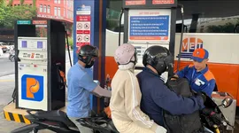 Khách đổ xăng sinh học E10 tại cửa hàng Petrolimex, phường Bến Thành, TPHCM. Ảnh: THI HỒNG