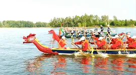 Sôi nổi giải đua thuyền rồng liên xã Hồ Tràm 