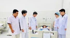 Du khách đến từ Hà Nội thực hiện chạy thận nhân tạo tại Côn Đảo.