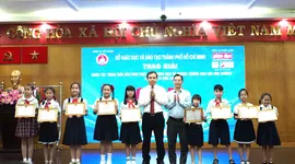 Trao giải cho những học sinh đạt giải thưởng cao của cuộc thi