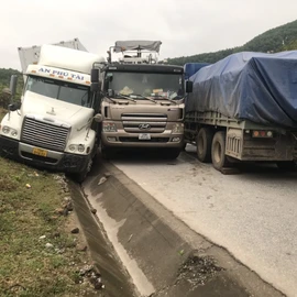 Podcast bản tin trưa 7-12: Tai nạn giao thông gây ách tắc hàng cây số trên Quốc lộ 12A đi cửa khẩu Cha Lo; Phát hiện 2 gói ngoại tệ trị giá 3,8 tỷ đồng dưới ghế tài xế xe khách