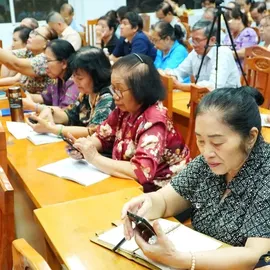 Người cao tuổi chủ động bắt nhịp chuyển đổi số 
