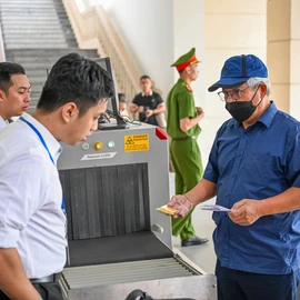 Podcast bản tin trưa 12-5: Cựu Thứ trưởng Bộ TN-MT Nguyễn Linh Ngọc và các đồng phạm hầu tòa trong vụ đất hiếm