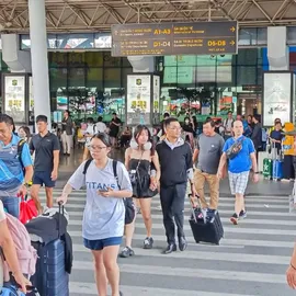 Podcast bản tin trưa 18-8: Giá vé máy bay tăng cao dịp lễ Quốc khánh 2-9; Đàn cá heo xuất hiện tại vịnh Cam Ranh