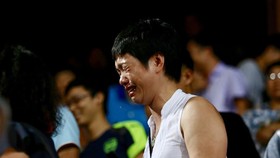 Một CĐV nữ hoảng loạn sau khi chứng kiến sự cố pháo sáng trên sân Hàng Đẫy tối 11-9. Ảnh: MINH HOÀNG