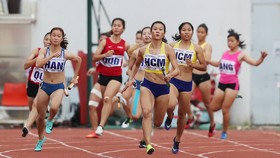 Lê Tú Chinh giúp tổ tiếp sức 4x100m nữ TPHCM đoạt HCV. Ảnh: DŨNG PHƯƠNG