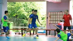 Toàn đội tịch cực chuẩn bị tại Nhà thi đấu Thái Sơn Nam. Ảnh: Anh Trần