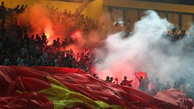 Pháo sáng trên khán đài đang dấy lên lo ngại cho các sân bóng ở Việt Nam. Ảnh: Hữu Thành