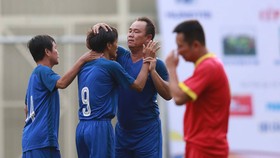 Hoàng Bửu và Văn Lợi chúc mừng Ngọc Thah sau khi ghi bàn cho cựu cầu thủ Cảng Sài Gòn. Ảnh: DŨNG PHƯƠNG