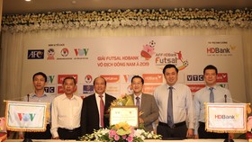 Ban tổ chức công bố nhà tài trợ Kim Cương là HDBank. Ảnh: Anh Trần