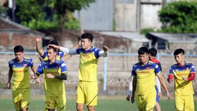 ĐT Việt Nam trên sân tập Gelora Samudra. Ảnh: Đoàn Nhật