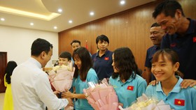 Phó Chủ tịch VFF Trần Quốc Tuấn trao hoa chúc mừng các tuyển thủ nữ Việt Nam. Ảnh: Đoàn Nhật