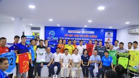 Đại diện các đội chụp ảnh lưu niệm cùng BTC, các nhà tài trợ tại buổi họp bốc thăm. Ảnh: Anh Trần