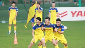 Tuấn Anh, Tiến Linh và Tiến Dũng trên sân tập chiều 17-11. Ảnh: Minh Hoàng