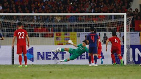 Pha cản phá phạt đền của thủ thành Đặng Văn Lâm. Ảnh: MINH HOÀNG