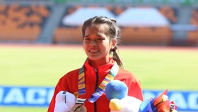 Phạm Thị Hồng Lệ ấm ức trên bục nhận HCĐ. Ảnh: DŨNG PHƯƠNG