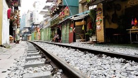 Hôm nay 10-10, cà phê đường tàu ở Hà Nội “vắng như chùa Bà Đanh”