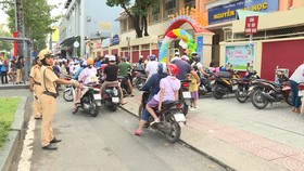 TPHCM nâng cao nhận thức về đội mũ bảo hiểm nơi học sinh
