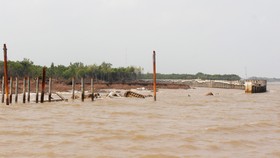 Công trình kè cấp bách để chống sạt lở chưa hoàn thành đã bị hư hỏng