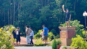 Hỗ trợ du khách chụp hình phản cảm trên cột mốc Tọa độ quốc gia, hướng dẫn viên bị kỷ luật
