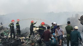 Cháy lớn thiêu rụi 12 căn nhà, bé gái 14 tuổi tử vong