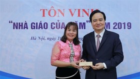 Bộ trưởng Bộ GD-ĐT tặng quà cho giáo viên tiêu biểu năm 2019