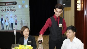 Thí sinh đang thực hiện phần thi nghiệp vụ nhà hàng, khách sạn