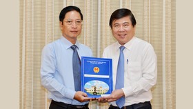 Đồng chí Nguyễn Thành Phong, Chủ tịch UBND TPHCM trao quyết định tiếp nhận và bổ nhiệm đồng chí Đặng Minh Đạt làm Chánh Thanh tra TPHCM. Ảnh: VIỆT DŨNG