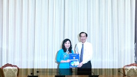 Phó Chủ tịch Thường trực UBND TPHCM Lê Thanh Liêm trao quyết định phê chuẩn kết quả bầu bà Lê Thị Anh Thư giữ chức vụ Phó Chủ tịch UBND huyện Nhà Bè