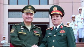 Đại tướng Lương Cường và Thượng tướng A.V Kartapolov tại lễ đón. Ảnh T.B
